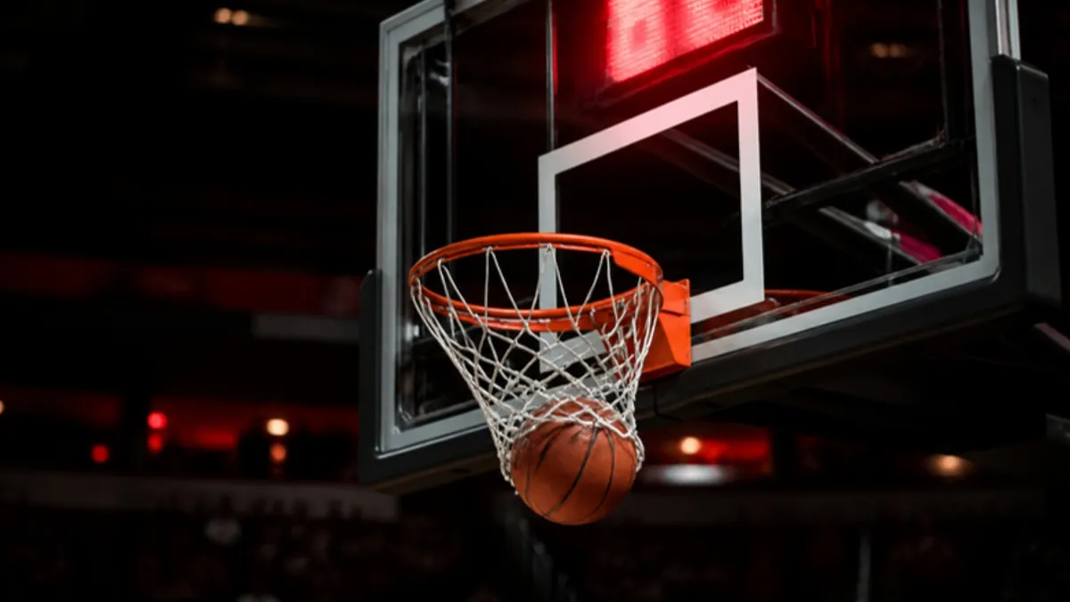 Basketball Shot Clock: Ball fällt durch den Korb, darüber die rote Wurfuhr