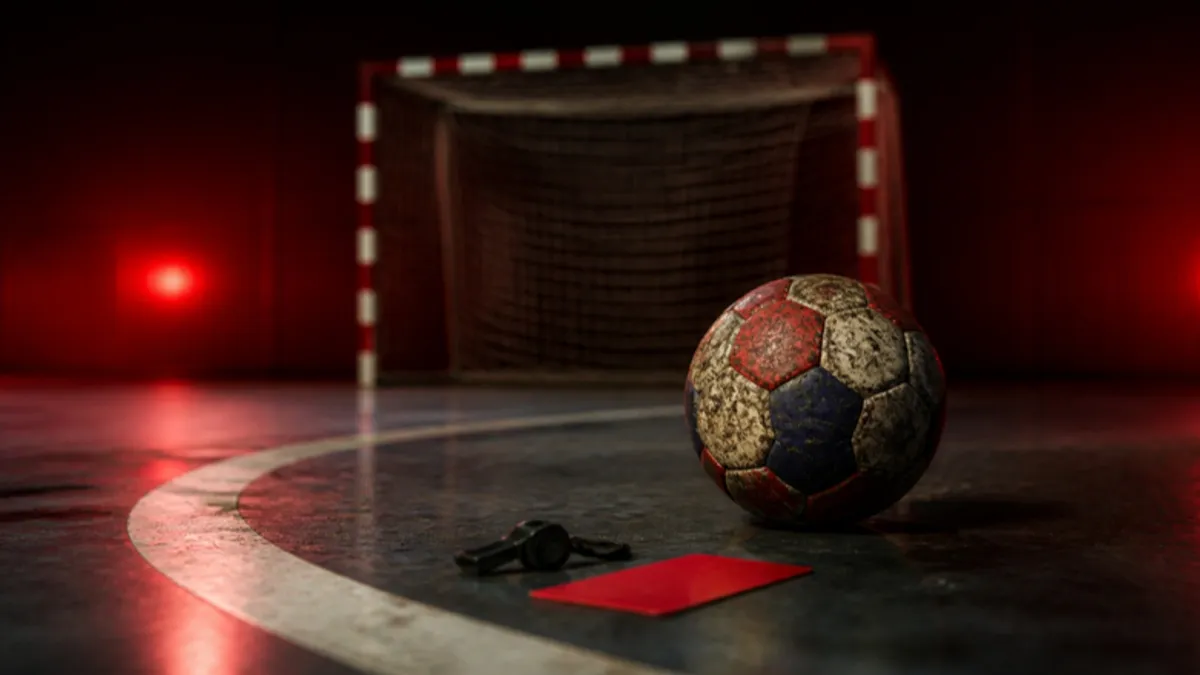 Handball Strafen: Ball an der Siebenmeterlinie mit Pfeife und Roter Karte