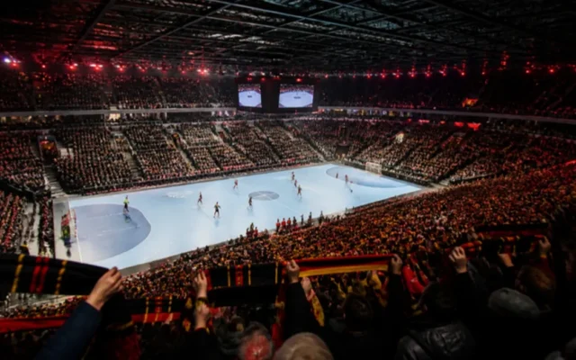 Handball WM 2027 in Deutschland: volle Arena mit Fans in Schwarz-Rot-Gold