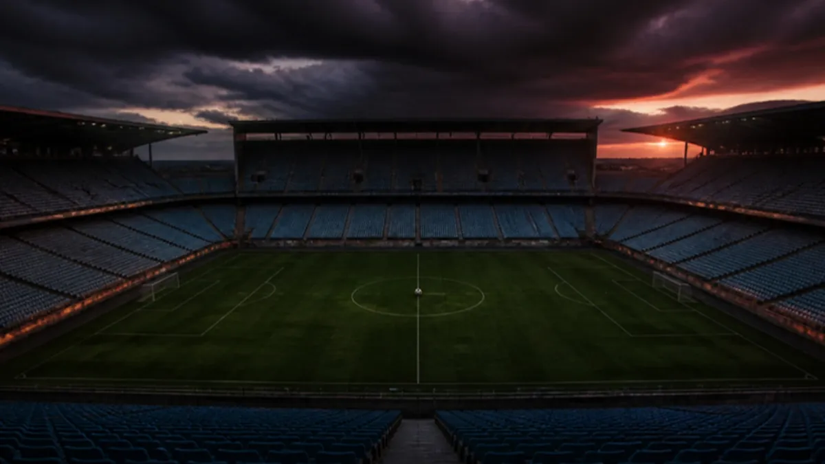 Manchester City Strafe: leeres Stadion in der Dämmerung unter Gewitterwolken