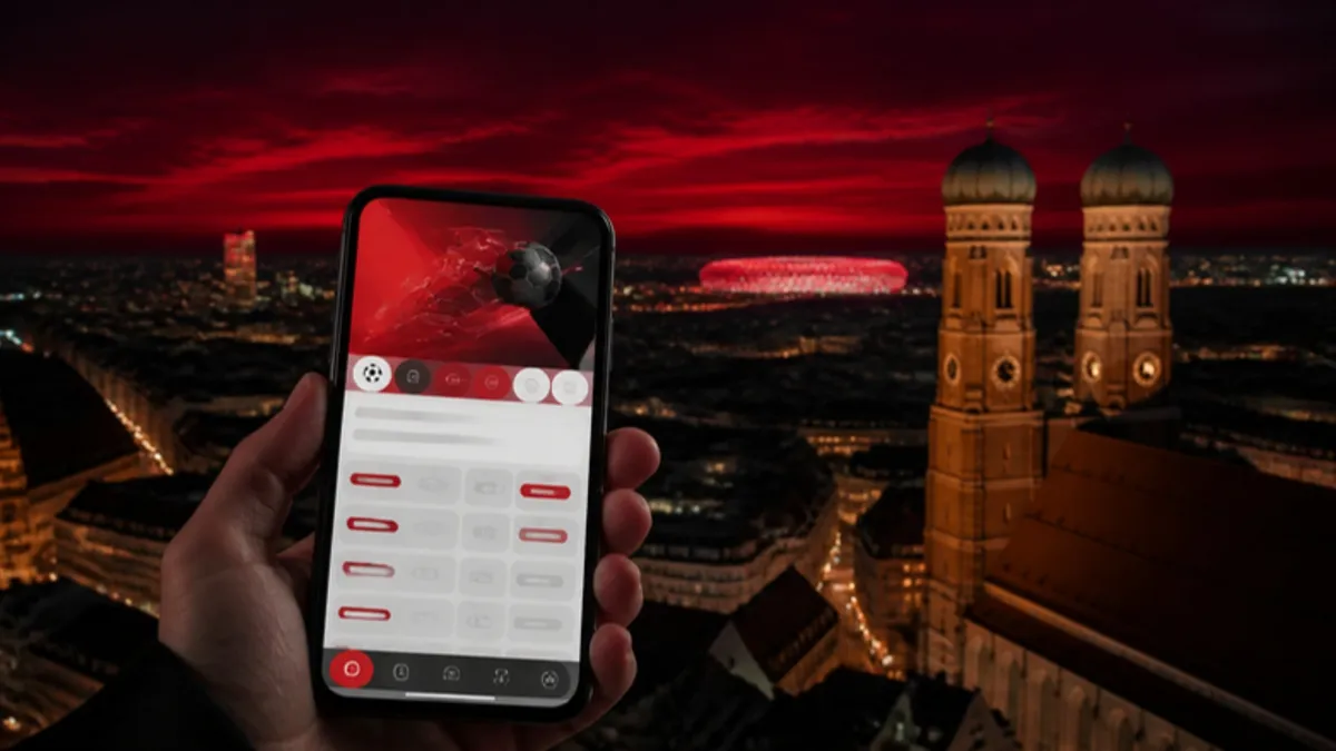 Oddset Sportwetten: Wett-App vor der Münchner Frauenkirche bei Nacht