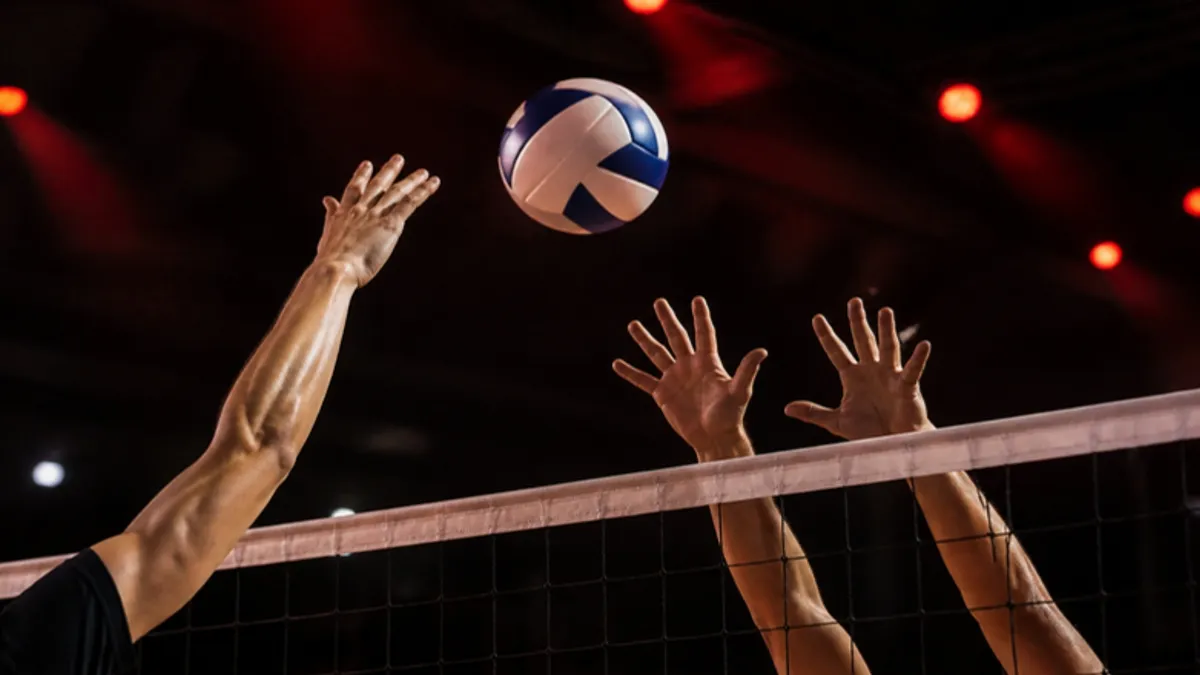 Volleyball Regeln: Angriff am Netz, zwei Spieler springen zum Block